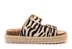 Sandalias niña Mustang de color blanc0 y negro animal print cebra con adorno de yute en la suela bio y con cierre de doble hebilla para un perfecto ajuste muy comodas y tendencia este verano con certificado vegano by mustang