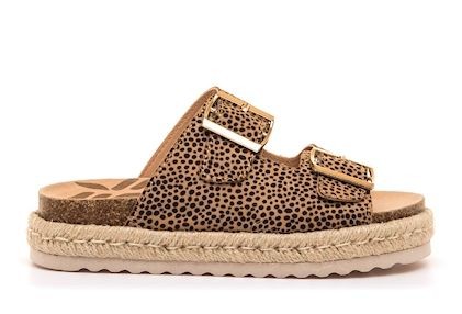 Sandalias niña Mustang de color cuero y animal print con adorno de yute en la suela bio y con cierre de doble hebilla para un perfecto ajuste muy comodas y tendencia este verano con certificado vegano by mustang