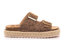 Sandalias niña Mustang de color cuero y animal print con adorno de yute en la suela bio y con cierre de doble hebilla para un perfecto ajuste muy comodas y tendencia este verano con certificado vegano by mustang