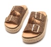 Sandalias niña Mustang de color cuero y animal print con adorno de yute en la suela bio y con cierre de doble hebilla para un perfecto ajuste muy comodas y tendencia este verano con certificado vegano by mustang - Ítem2