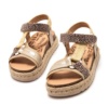 Sandalias niña Mustang de color manju platinum rafia animal print y platino con adorno de yute en la suela bio y con cierre de tira adherente para un perfecto ajuste muy comodas y tendencia este verano con certificado vegano by mustang - Ítem2