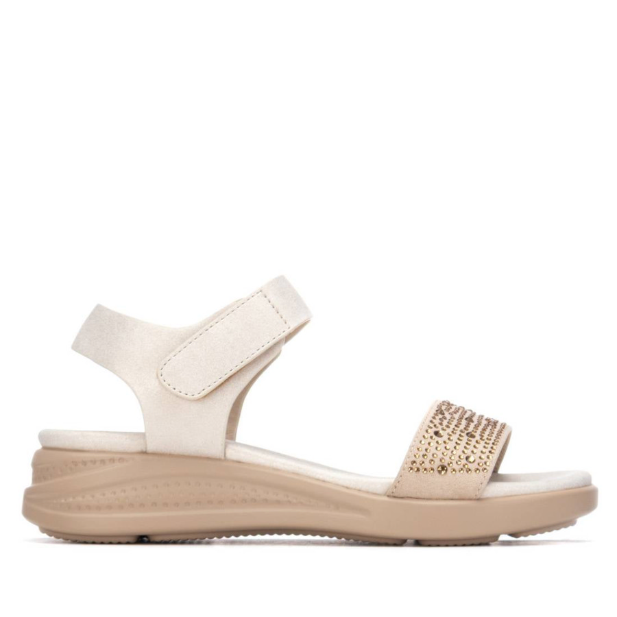 Sandalias niña Xti color beige con brillantes sandalias con un poco de cuña de la marca Xti Urban Brand para combinar con cualquier look con certificado vegano muy cómodas y con cierre de tira adherente y tecnologia comfort tech y memory foam pro