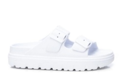 Sandalias niña Xti the urban brand de color blanc0 con plataforma y cierre de doble hebilla ideales para este verano con cualquier look con certificado vegano y tecnologia comfort tech y menory foam de Xti muy comodas y tendencia