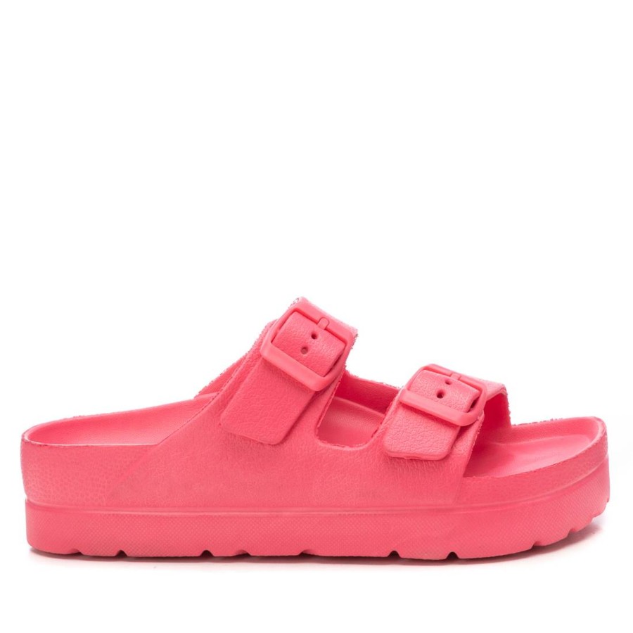 Sandalias niña Xti the urban brand de color fucsia con plataforma y cierre de doble hebilla ideales para este verano con cualquier look con certificado vegano y tecnologia comfort tech y menory foam de Xti muy comodas y tendencia