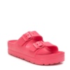 Sandalias niña Xti the urban brand de color fucsia con plataforma y cierre de doble hebilla ideales para este verano con cualquier look con certificado vegano y tecnologia comfort tech y menory foam de Xti muy comodas y tendencia - Ítem3