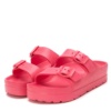 Sandalias niña Xti the urban brand de color fucsia con plataforma y cierre de doble hebilla ideales para este verano con cualquier look con certificado vegano y tecnologia comfort tech y menory foam de Xti muy comodas y tendencia - Ítem2
