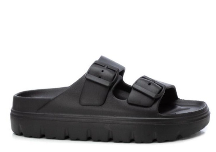 Sandalias niña Xti the urban brand de color negro con plataforma para mujer y cierre de doble hebilla ideales para este verano con cualquier look con certificado vegano y tecnologia comfort tech y menory foam de Xti muy comodas y tendencia