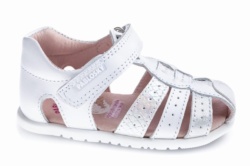 Sandalias niña barefoot Pablosky modelo Olimpo blanco con cierre de velcro cangrejeras calzado respetuoso de Pablosky fabricadas en España muy comodas y flexibles