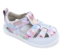 Sandalias niña barefoot de la marca Zapy modelo Brezo color azul blanc0 y estampado corazones cangrejeras Zapyflex de piel calzado respetuoso fabricado en España con cierre de tira adherente y puntera reforzada muy comodas y flexibles