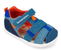 Sandalias niño Biomecanics barefoot color azul jeans y naranja pique sandalias de loneta urban style cangrejeras Biomecanics con cierre de tira adherente calzado respetuoso muy comodo y flexible con puntera reforzada avaladas por IBV