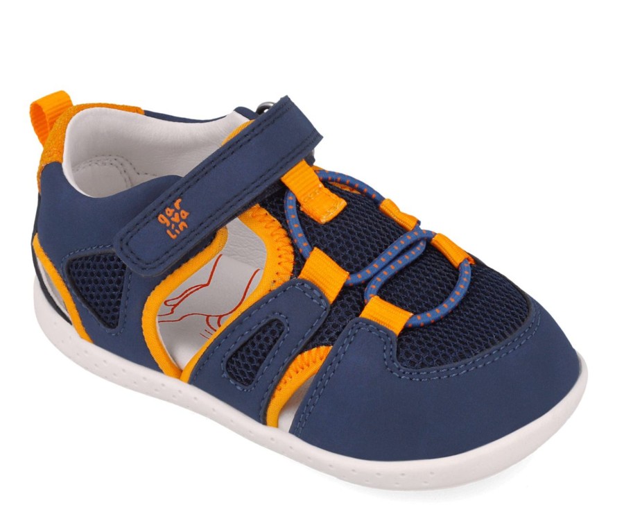 Sandalias niño Garvalin barefoot de rejilla de color azul y naranja cangrejeras de lona de calzado respetuoso de Garvalin con cierre de tira adherente y elasticos muy comodas y flexibles fabricadas por Garvalin soft and fun
