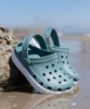 Sandalias niño Igor modelo Sun tipo zueco de la marca Igor unisex color verde salvia muy comodos hecho en España para playa y piscina - Ítem2