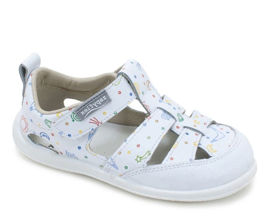 Sandalias niño barefoot de la marca Zapy modelo Espino color blanc0 y estampado universo cangrejeras Zapyflex de piel calzado respetuoso fabricado en España con cierre de tira adherente y puntera reforzada muy comodas y flexibles