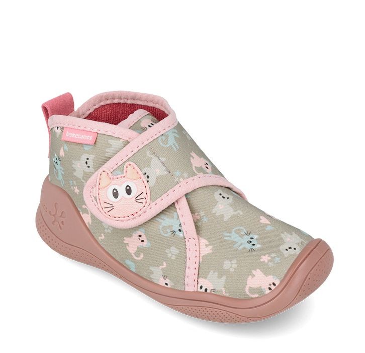 Zapatillas de Casa niña de la marca Biomecanics color maquillaje con estampado de gatitos pantuflas Biomecanics bioevolution de gabardina muy comodas con plantilla extraible y cierre de tira adherente avaladas por el IBV gama biohome de Biomecanics