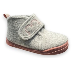 Zapatillas de casa niña Zapy barefoot color gris y face y suela rosa pantuflas Zapy con cierre de tira adherente calzado respetuoso de zapyflex natural steps muy comodas flexibles y calentitas fabricadas en España