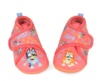Zapatillas de casa niña de la marca Garvalin barefoot color coral de la franquicia Bluey y Bingo pantuflas para gateo y primeros pasos muy comodas flexibles y calentitas calzado respetuoso con cierre de tira adherente para un perfecto ajuste Garvalin - Ítem4