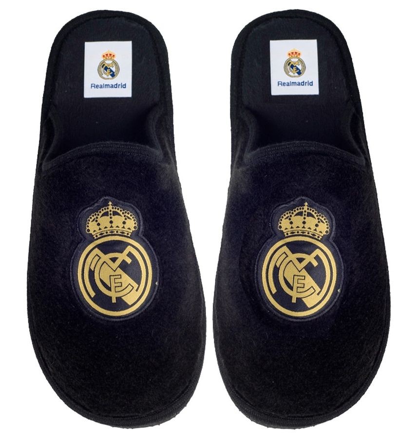 Zapatillas de casa niño Marpen oficiales del Real Madrid color negro con escudo en oro pantuflas oficiales y originales del Real Madrid muy comodas y calentitas ideales para regalar y disfrutar con ellas de un partido de futbol en casa made in Spain