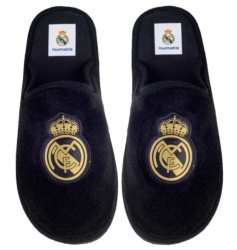 Zapatillas de casa niño Marpen oficiales del Real Madrid color negro con escudo en oro pantuflas oficiales y originales del Real Madrid muy comodas y calentitas ideales para regalar y disfrutar con ellas de un partido de futbol en casa made in Spain