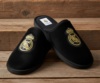 Zapatillas de casa niño Marpen oficiales del Real Madrid color negro con escudo en oro pantuflas oficiales y originales del Real Madrid muy comodas y calentitas ideales para regalar y disfrutar con ellas de un partido de futbol en casa made in Spain - Ítem1