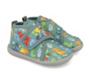 Zapatillas de casa niño de la marca Garvalin barefoot color verde con estampado de dinosaurios pantuflas para gateo y primeros pasos muy comodas flexibles y calentitas calzado respetuoso con cierre de tira adherente para perfecto ajuste by Garvalin - Ítem3