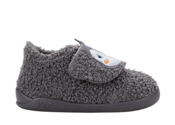Zapatillas de casa niño de la marca Igor barefoot modelo Homie con pinguino color gris antracita pantuflas de calzado respetuoso de Igor con cierre de tira adherente muy comodas calentitas y divertidas fabricadas en España con la calidad de Igor