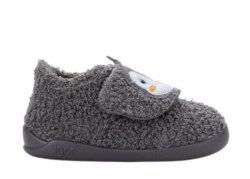 Zapatillas de casa niño de la marca Igor barefoot modelo Homie con pinguino color gris antracita pantuflas de calzado respetuoso de Igor con cierre de tira adherente muy comodas calentitas y divertidas fabricadas en España con la calidad de Igor