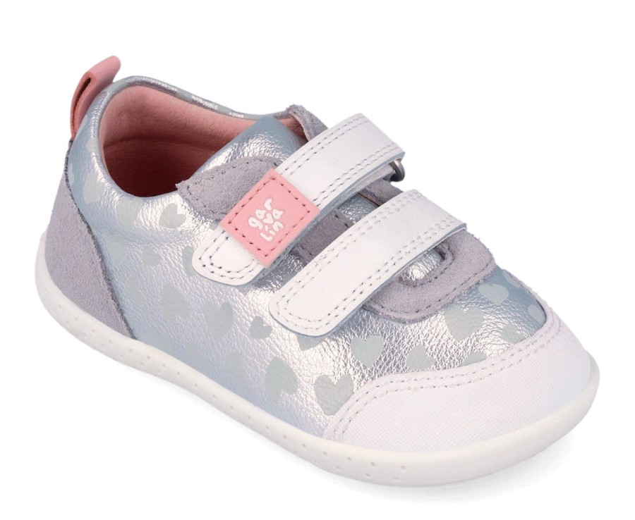 Zapatillas niña Garvalin barefoot color plata y blanc0 con estampado de corazones cierre de doble tira adherente para un perfecto ajuste deportivos de calzado respetuoso de Garvalin muy comodos y flexibles y plantilla antibacteriana