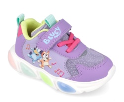 Zapatillas niña Garvalin con luces y con estampado de la franquicia Bluey y Bingo puntera reforzada cierre de tira adherente y elasticos deportivo de color lila y multicolor con luces