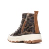 Zapatillas niña Xti tipo bota color leopardo Zapatilla urbana de Xti Kids con cierre de cordones y cremallera lateral con certificado Vegano muy bonitas y con estampado de leopardo muy trending combinables con cualquier look - Ítem1