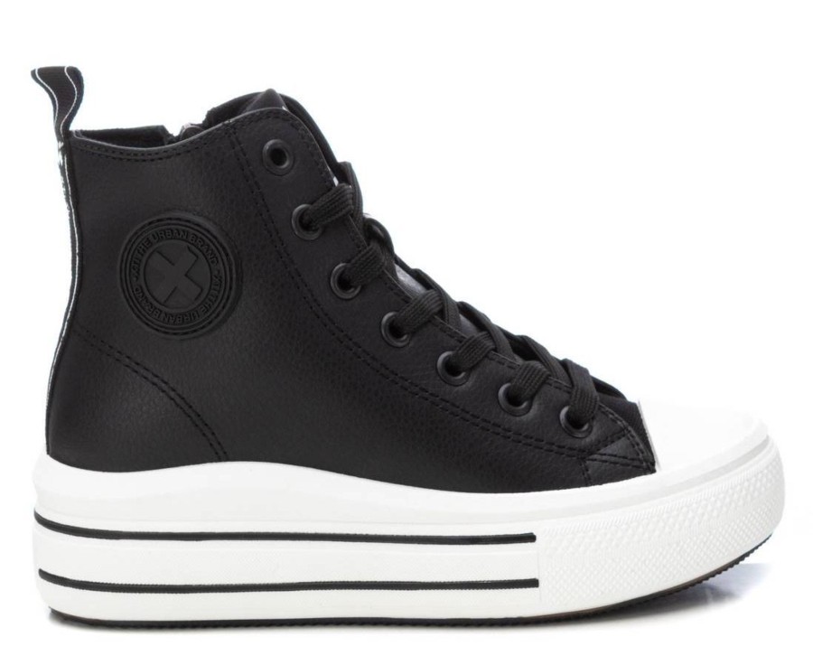 Zapatillas niña Xti tipo bota color negro Zapatilla urbana de Xti Kids con cierre de cordones y cremallera lateral con certificado Vegano muy bonitas y un basico del zapatero combinables con cualquier look