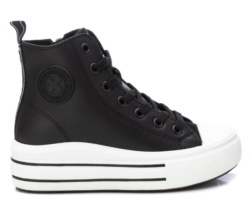 Zapatillas niña Xti tipo bota color negro Zapatilla urbana de Xti Kids con cierre de cordones y cremallera lateral con certificado Vegano muy bonitas y un basico del zapatero combinables con cualquier look