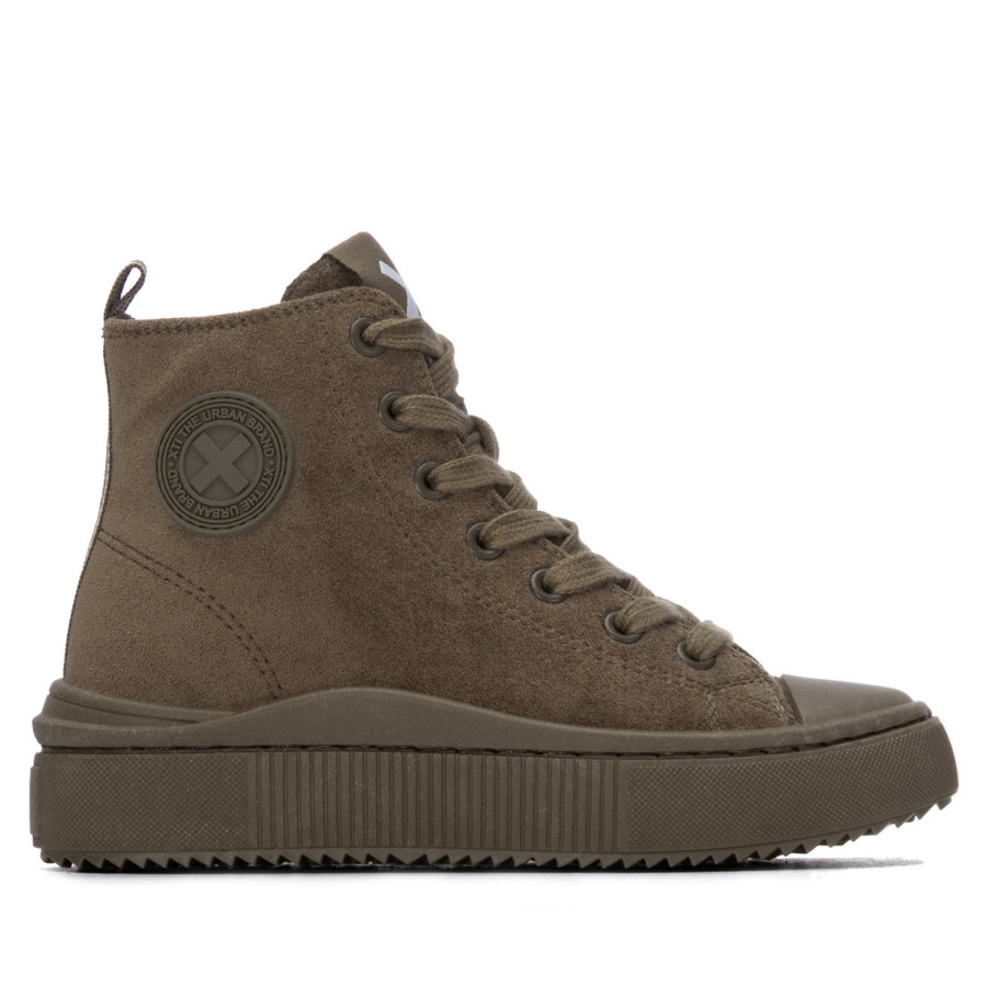 Zapatillas niña Xti tipo bota color verde kaki zapatillas urbana de Xti con cierre de cordones y cremallera lateral con certificado Vegano muy bonitas combinables con cualquier look by con tecnologia comfort tech y memory foam pro Xti The Urban Brand