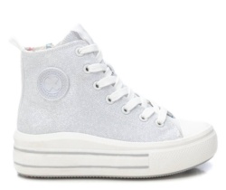 Zapatillas niña Xti tipo bota de lona color plata con glitter Zapatilla urbana de Xti Kids con cierre de cordones y cremallera lateral con certificado Vegano y tecnologia comfort tech y memory foam pro muy combinables con cualquier look