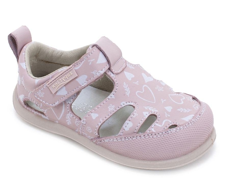 Zapatillas niña Zapy modelo Eucalipto color face con estampado de corazones calzado barefoot de piel con cierre de tira adherente calzado respetuoso Zapyflex cangrejeras con puntera reforzada made in Spain