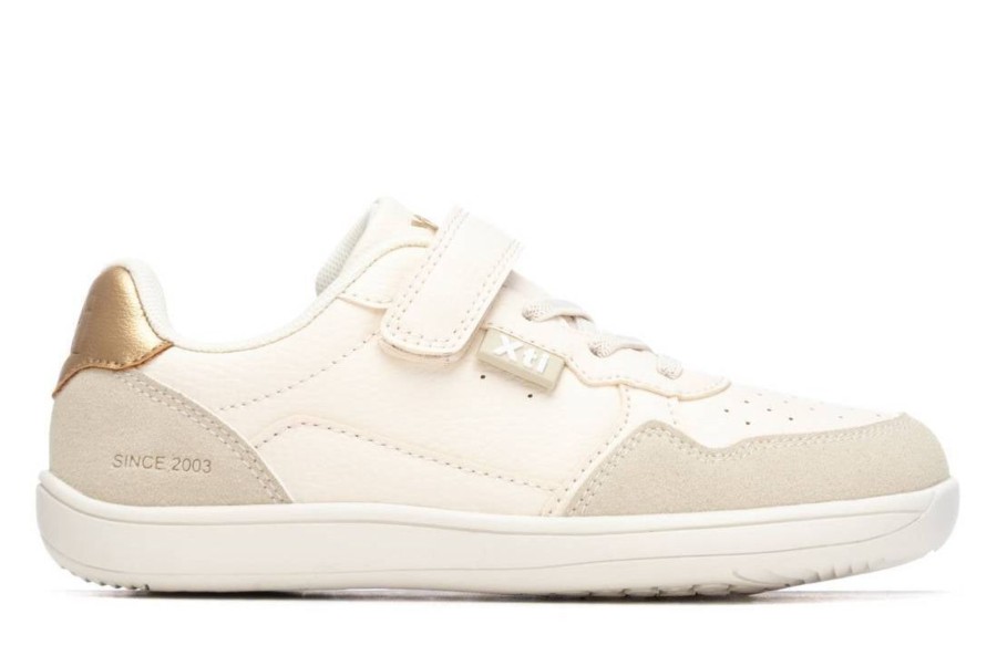 Zapatillas niña barefoot de la marca Xti color beige y oro, sneakers de calzado respetuoso Xti free walking con cierre de tira adherente y elasticos muy comodas y ligeras con certificado Vegano y tecnologia comfort tech y memory foam pro