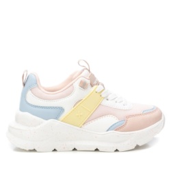 Zapatillas niña deportivas Xti multicolor, deportivos casual multicolor textil rejilla de la marca Xti The Urban Brand con cierre de cordones muy comodas y ligeras con certificado Vegano