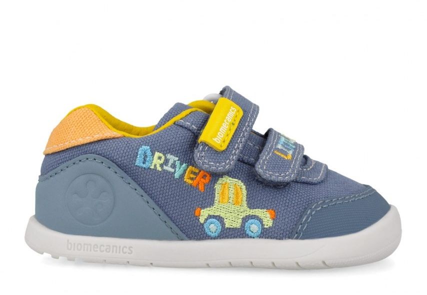 Zapatillas niño Biomecanics barefoot con estampado de coche little driver twin muy divertido color azul jeans y cierre de doble tira adherente para un perfecto ajuste deportivo de calzado respetuoso de Biomecanics muy comodos y flexibles