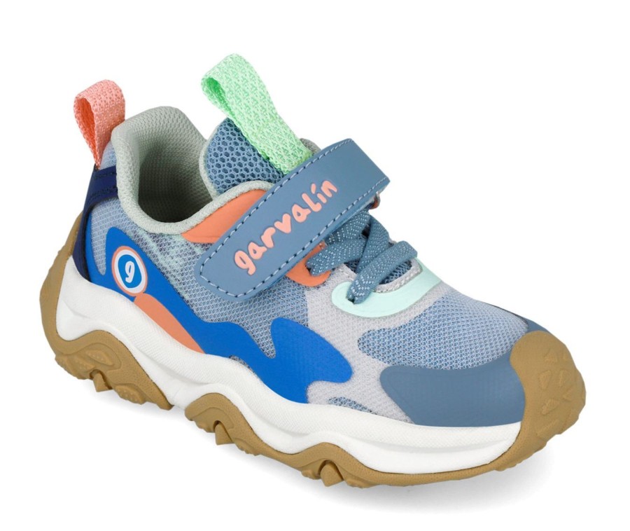Zapatillas niño Garvalin color azul multicolor deportivos Garvalin con cierre de tira adherente y elasticos muy comodas y ligeras para cualquier actividad al aire libre