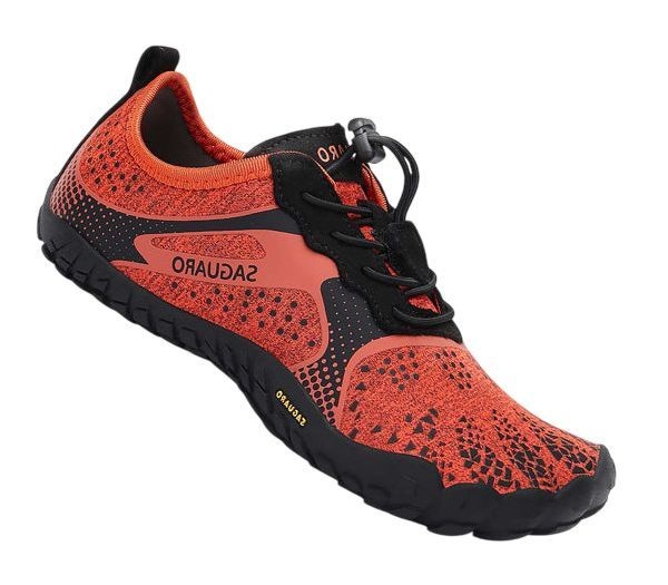Zapatillas niño Saguaro Fast I color naranja y negro carpines deportivos niña barefoot para playa piscina o montaña calzado respetuoso de la marca Saguaro con cierre de elasticos muy comodos