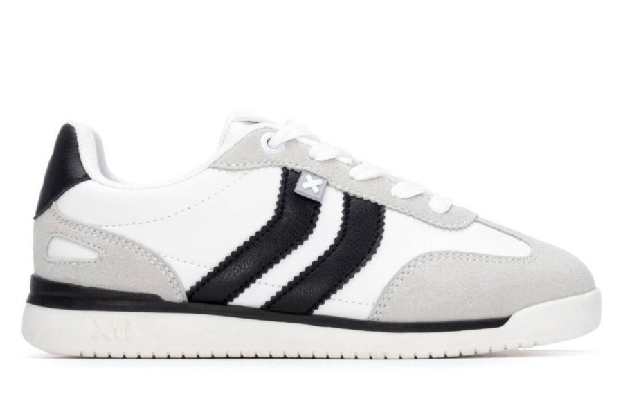 Zapatillas niño Xti casual color blanc0 con tiras negras sneakers Xti Kids con cierre de cordones plantilla extraible y suela comfort tech muy cómodas y combinables Xti The Urban Brand con certificado vegano
