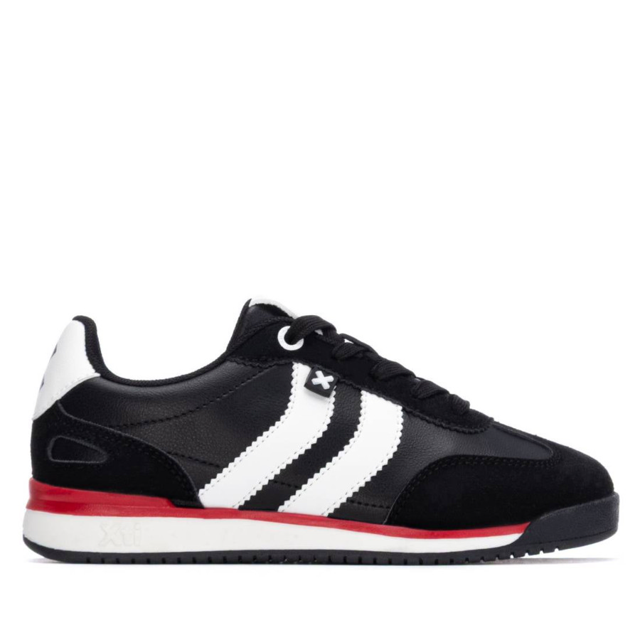 Zapatillas niño Xti casual color negro con tiras blancas sneakers Xti Kids con cierre de cordones plantilla extraible y suela comfort tech muy cómodas y combinables Xti The Urban Brand