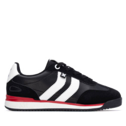 Zapatillas niño Xti casual color negro con tiras blancas sneakers Xti Kids con cierre de cordones plantilla extraible y suela comfort tech muy cómodas y combinables Xti The Urban Brand