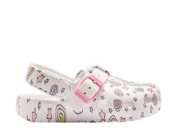 Zuecos niña de la marca Conguitos modelo Unicornio fantasy white color blanc0 con estampado de unicornios corazones y estrellas sandalias Conguitos muy ligeras y comodas para playa y piscina
