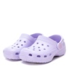 Zuecos niña de la marca Xti color lila sandalias tipo zueco Xti muy ligeras y comodas para playa y piscina suela comfort tech con memory foam pro y con certificado vegano - Ítem1