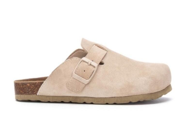 Zuecos niña de la marca Xti the urban brand zapatos de color beige y suela bio y fabricadas en piel cierre de hebilla con tecnologia comfort tech y memory foam pro con suela de piel muy comodas y tendencia esta temporada