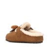 Zuecos niña de la marca Xti the urban brand zapatos de color marron camel con perrito y pin YES rellenos de borreguito con cierre de hebilla con tecnologia comfort tech y memory foam pro certificado vegano muy comodas calentitas y tendencia by Xti - Ítem3
