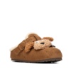 Zuecos niña de la marca Xti the urban brand zapatos de color marron camel con perrito y pin YES rellenos de borreguito con cierre de hebilla con tecnologia comfort tech y memory foam pro certificado vegano muy comodas calentitas y tendencia by Xti - Ítem2