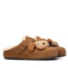 Zuecos niña de la marca Xti the urban brand zapatos de color marron camel con perrito y pin YES rellenos de borreguito con cierre de hebilla con tecnologia comfort tech y memory foam pro certificado vegano muy comodas calentitas y tendencia by Xti - Ítem4