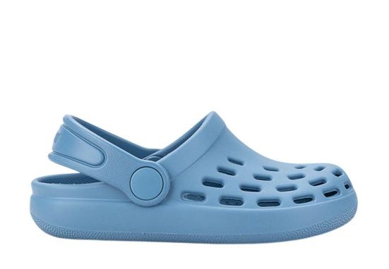 Zuecos niño de la marca Igor modelo Sport color azul sandalias cangrejeras de Igor muy comodas y muy ligeras para playa y piscina made in Spain y con la calidad de Igor ideales para lucir este verano