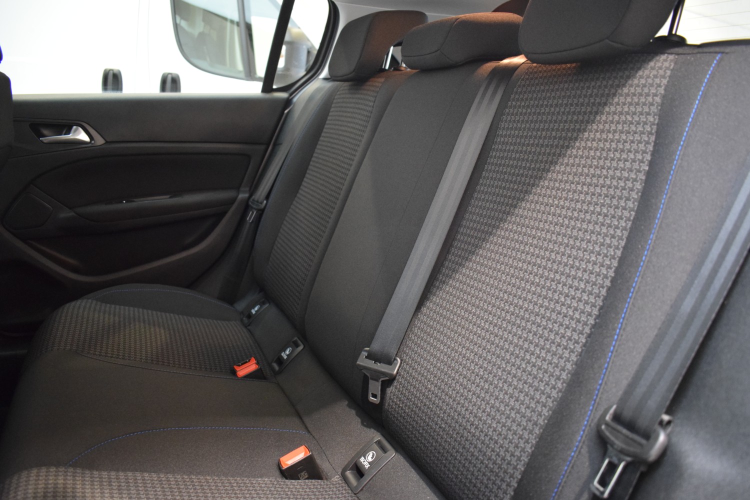 PEUGEOT 308 STYLE 5p PureTech 130 S&S 6 Vel. MAN - Ítem22